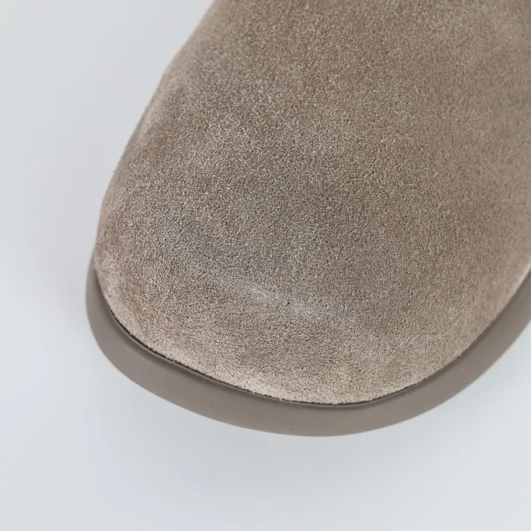 Pick up locally💰560 Core recommendation Good price Independently developed original outsole and cashmere insole to keep you warm in winter and suitable for home use. In the new year, uug launched a style series, which is partially geared towards the preferences of young consumers and has also moved to the forefront of fashion trends. Shoe body material Water-repellent coated suede upper 17 mm UGGPURE™ implanted wool insole Lightweight non-slip comfortable rubber outsole With brand LOGO trademark Comes with a full set of packaging Size: 35 36 37 38 39 40 41 42 43 44